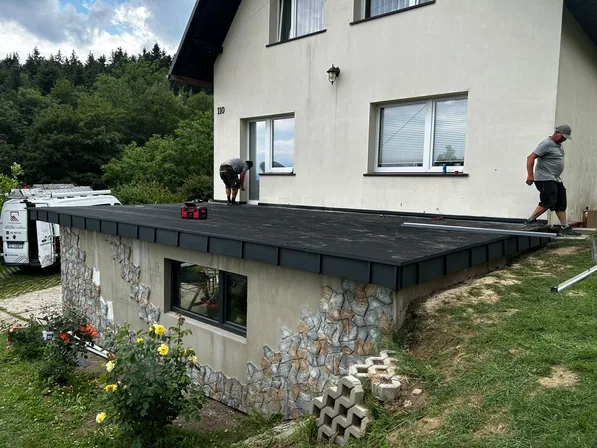 Dach płaski nad rozbudową z obróbkami blacharskimi - TM Dachy-Daszki